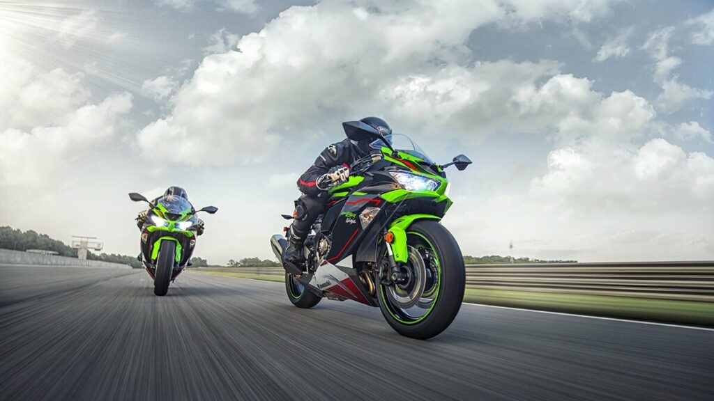 Pilotos em duas Ninja ZX-6R.
