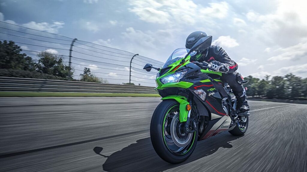 Ninja ZX-6R verde, em uma pista de corrida.