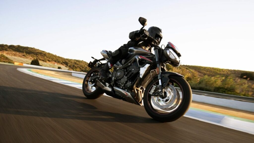 Street Triple 765 2023 acelerando.