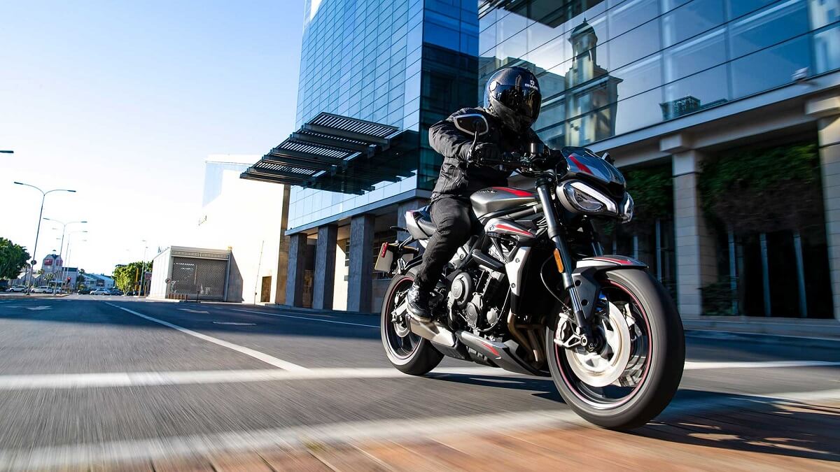 Street Triple 765 2023 na rua.