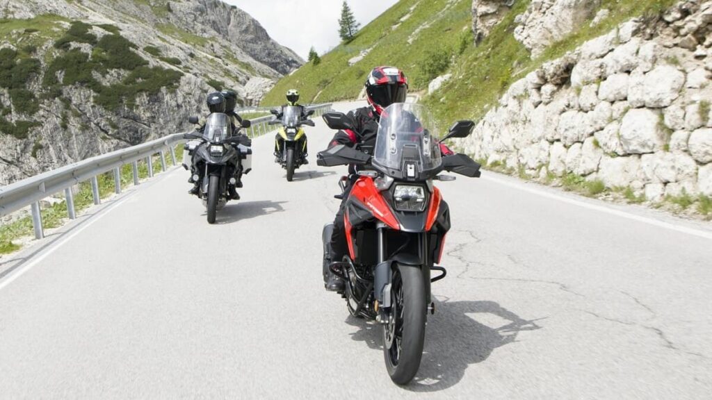 Grupo de motociclistas com a V-Strom 1050 XT 2023.
