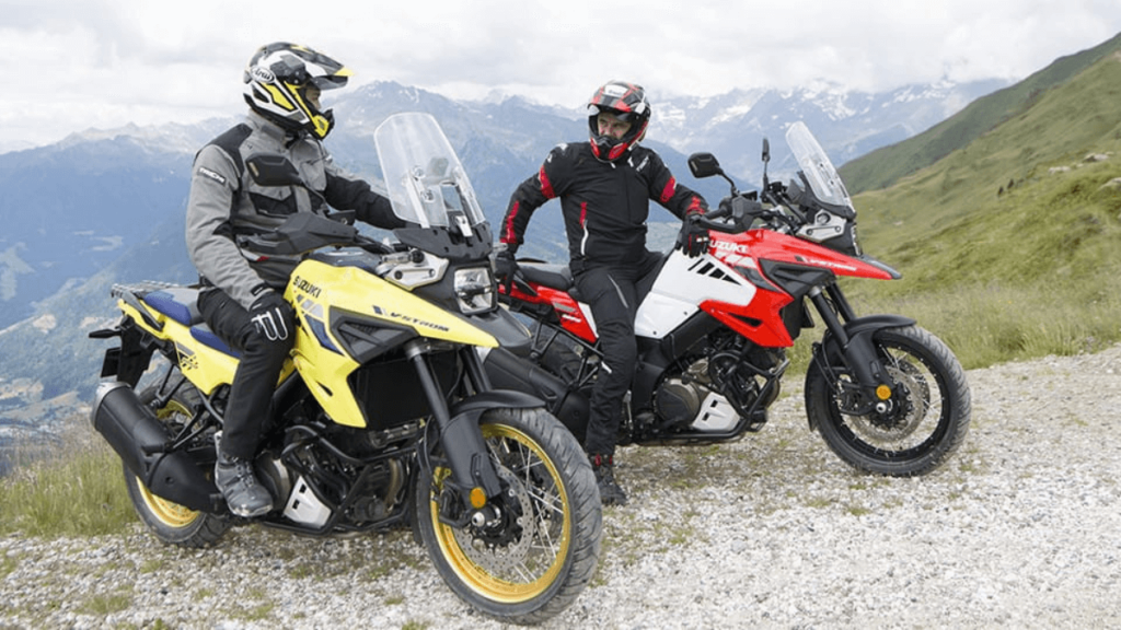 Duas homens montados em duas V-Strom 1050 2023.