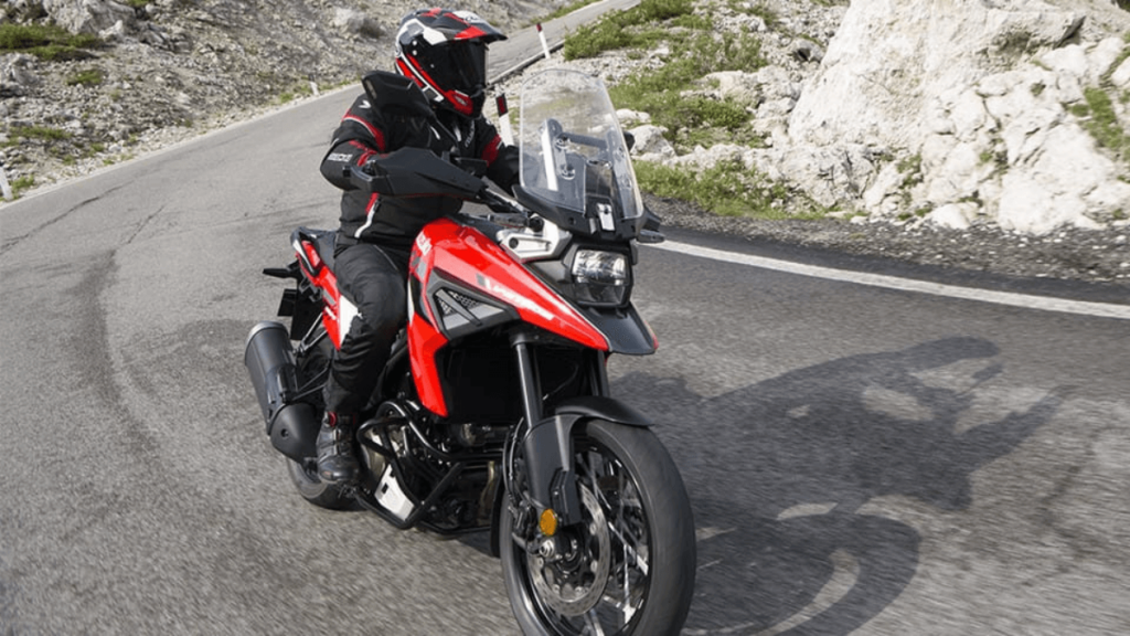 V-Strom 1050 XT 2023 vermelha, na estrada.