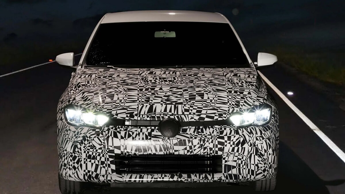 Foto frontal de um Polo camuflado