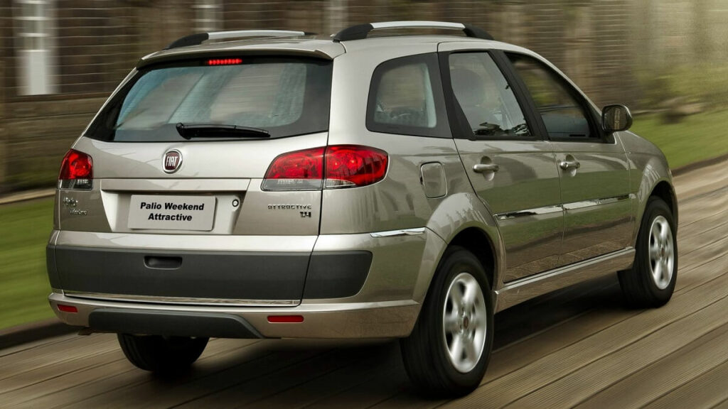Foto da traseira da Palio Weekend 2023 Attractive 1.4 prata