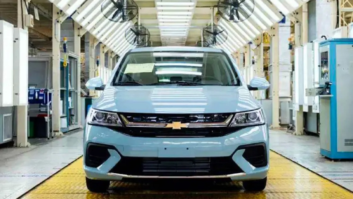 Foto frontal de um Aveo 2023 azul em produção