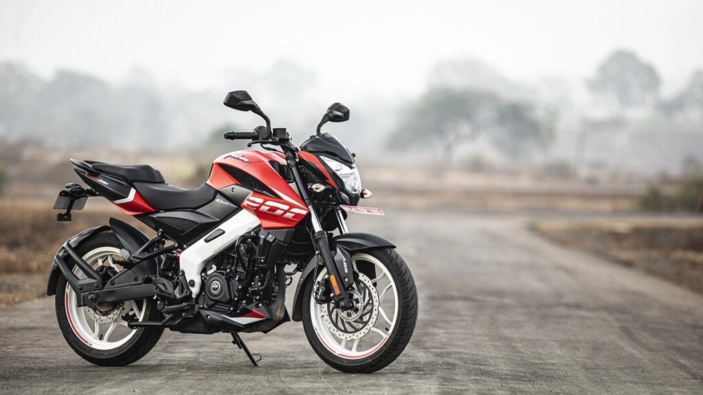 Bajaj NS 200 2023 vermelha em uma rua