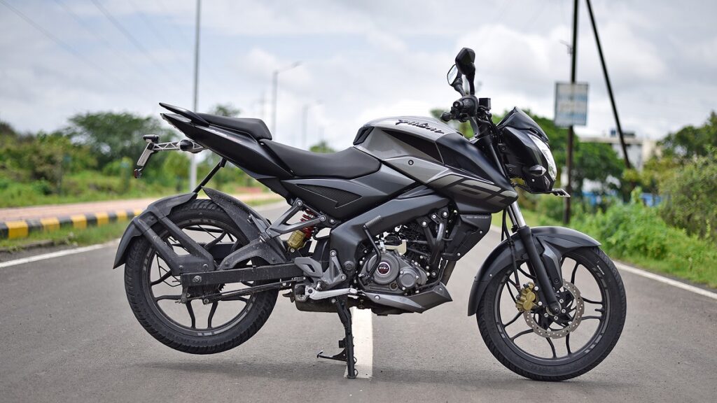 Foto lateral de uma Bajaj Pulsar NS160 preta sob o cavalete central