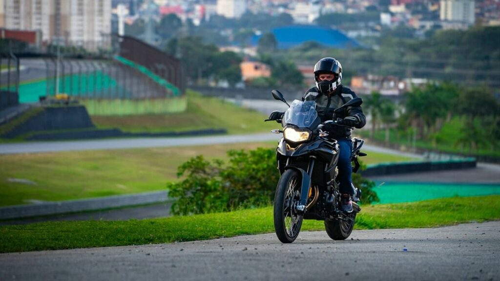 Foto de uma pessoa pilotando uma F 750 GS 2023 preta