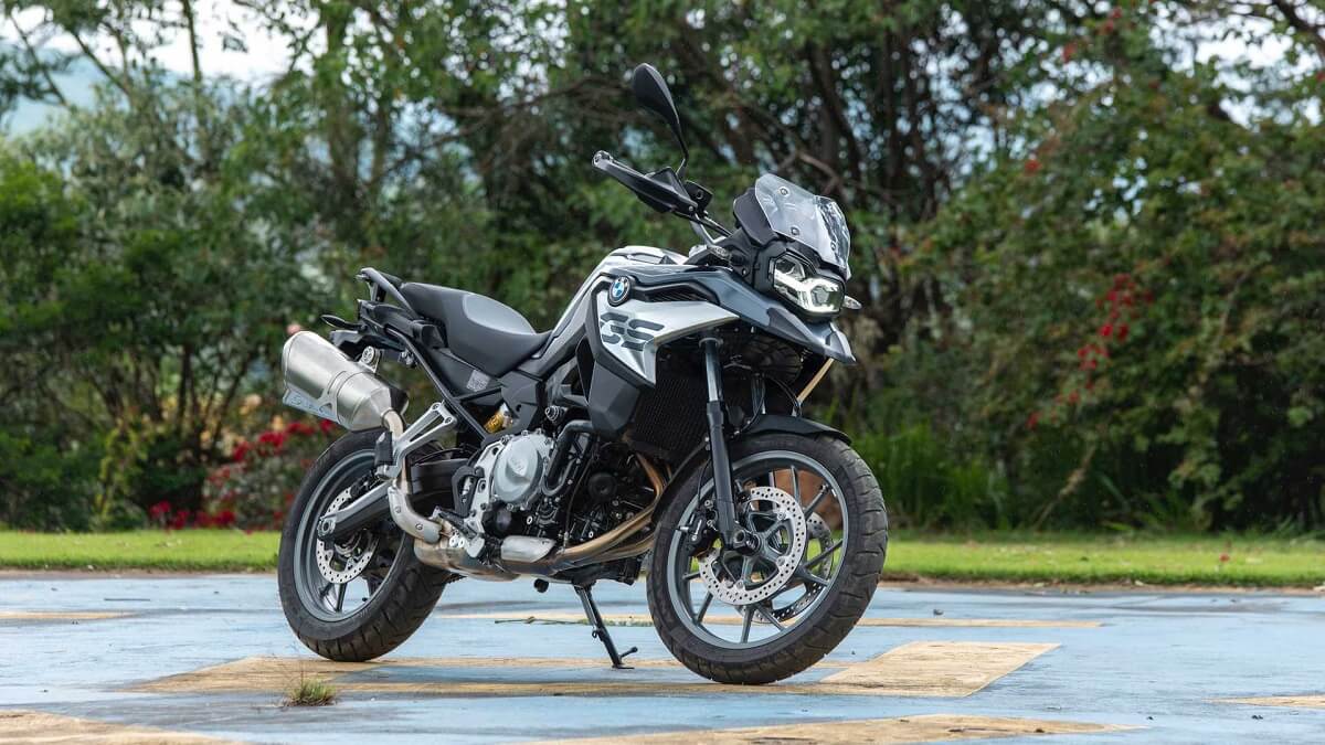 Foto de uma BMW F 750 GS 2023 de lado sob o pésinho