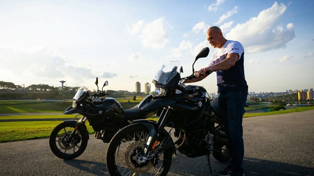Foto de duas F 750 GS 2023 e uma pessoa segurando uma