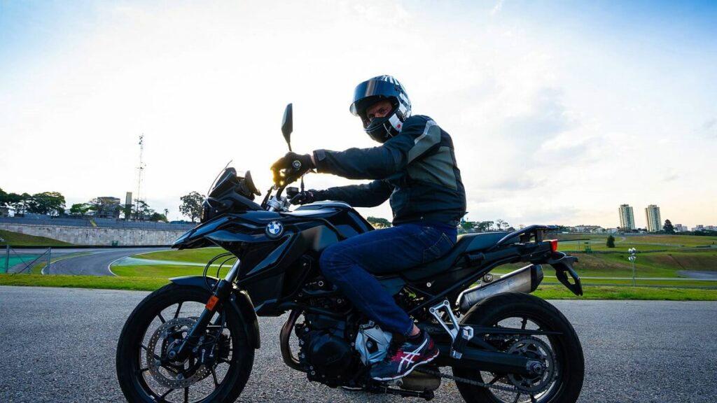 Foto de uma pessoa sob uma BMW F 750 GS 2023