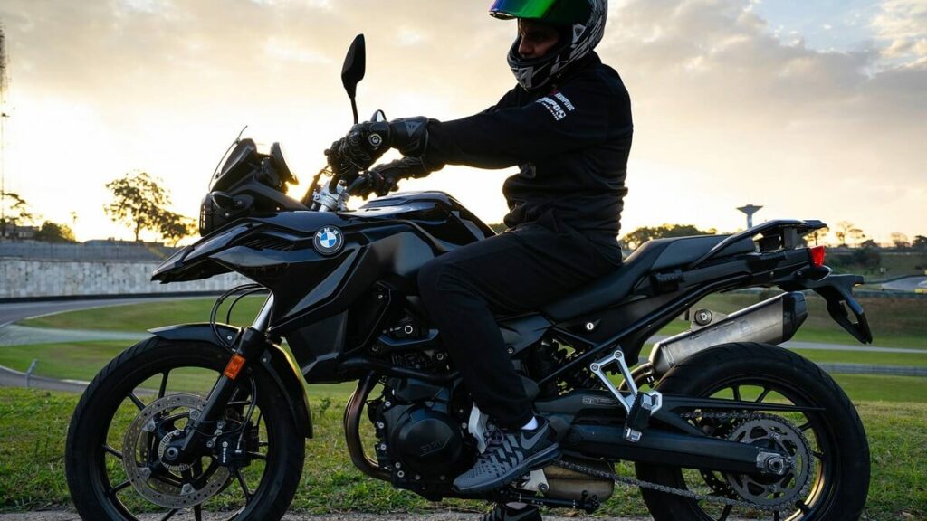 Foto de uma pessoa andando com uma BMW F 750 GS 2023 PRETA