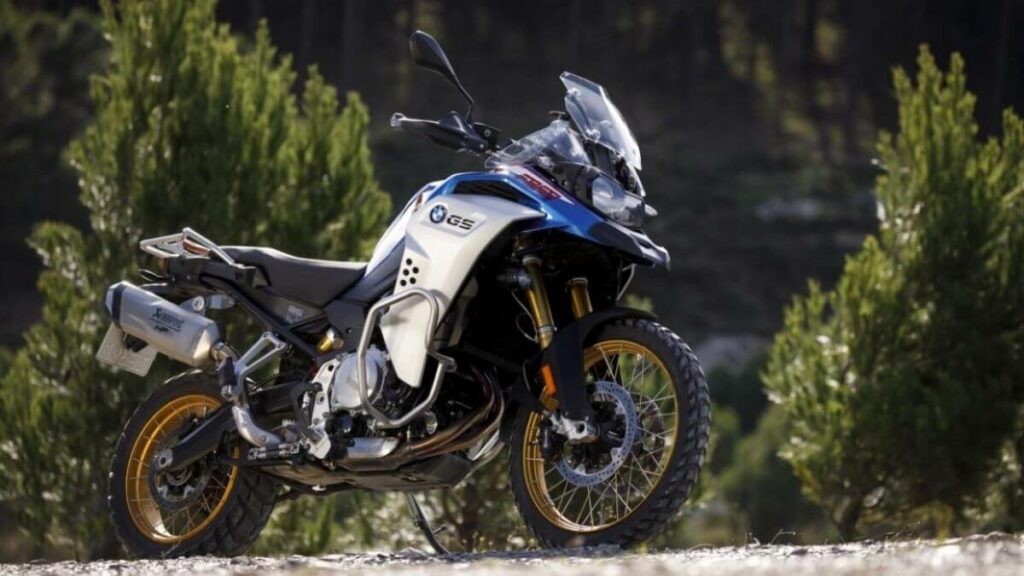 Foto lateral de uma BMW F 850 GS 2023 azul com branco