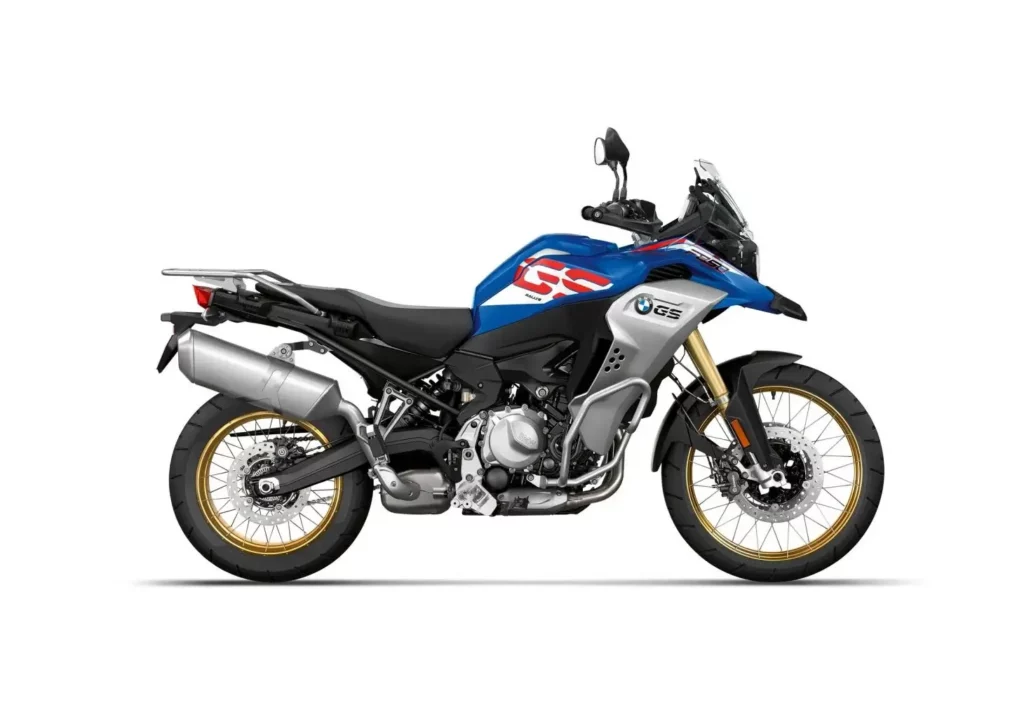Foto lateral de uma F 850 GS 2023 na cor azul com branco