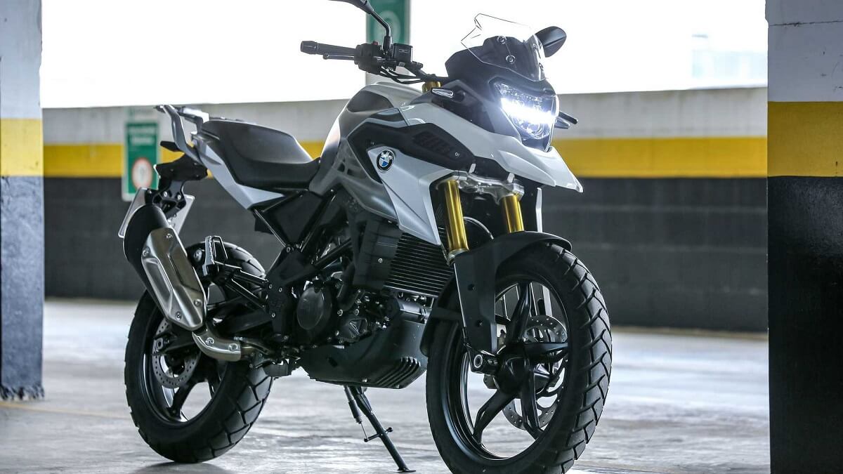 Foto frontal de uma BMW G 310 GS 2023 de frente com o farol aceso