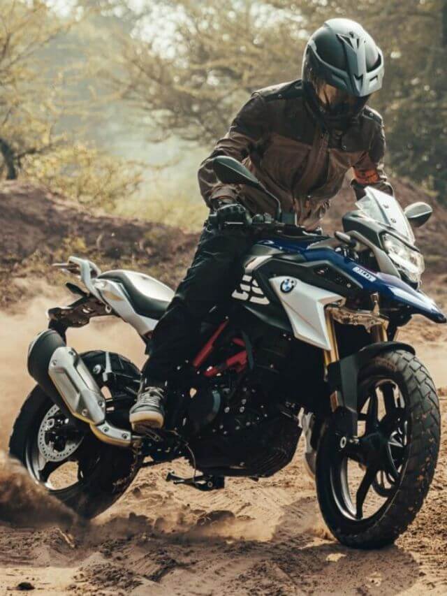 BMW G 310 GS em meio a um rally na estrada de chão.