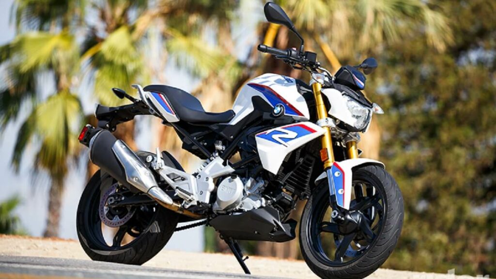 BMW G 310 R 2023 branca, de lado.