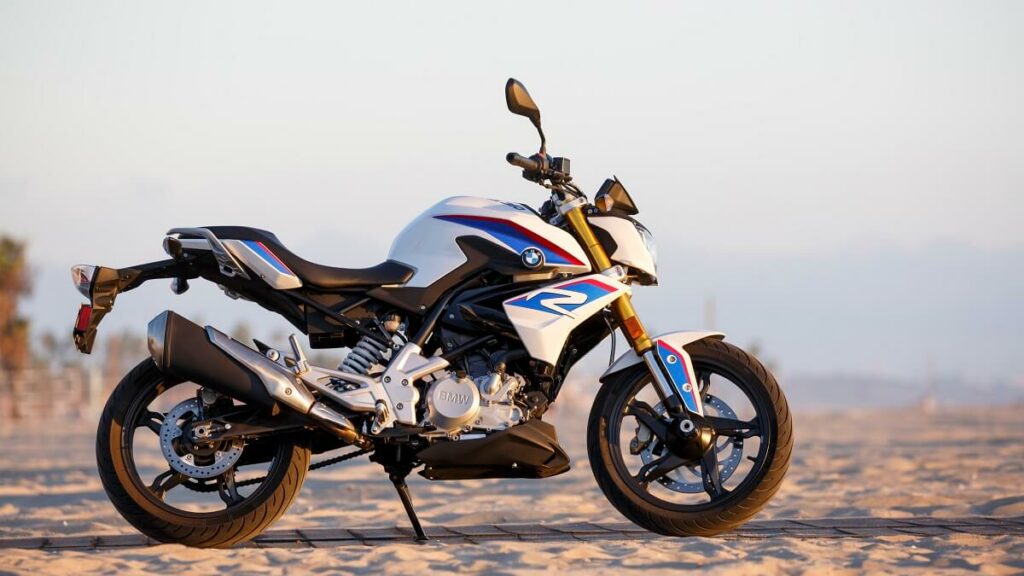 BMW G 310 R 2023, na praia.