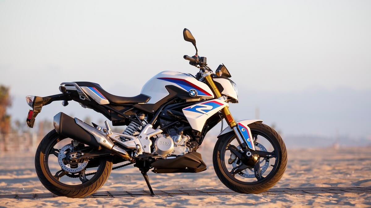 BMW G 310 R 2023, na praia.