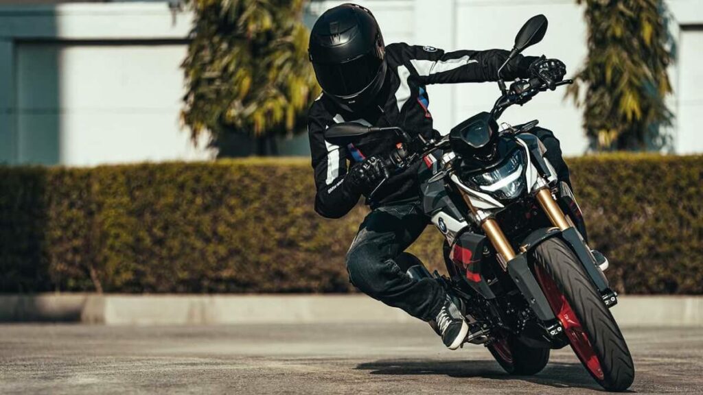 BMW G 310 R 2023 de frente.