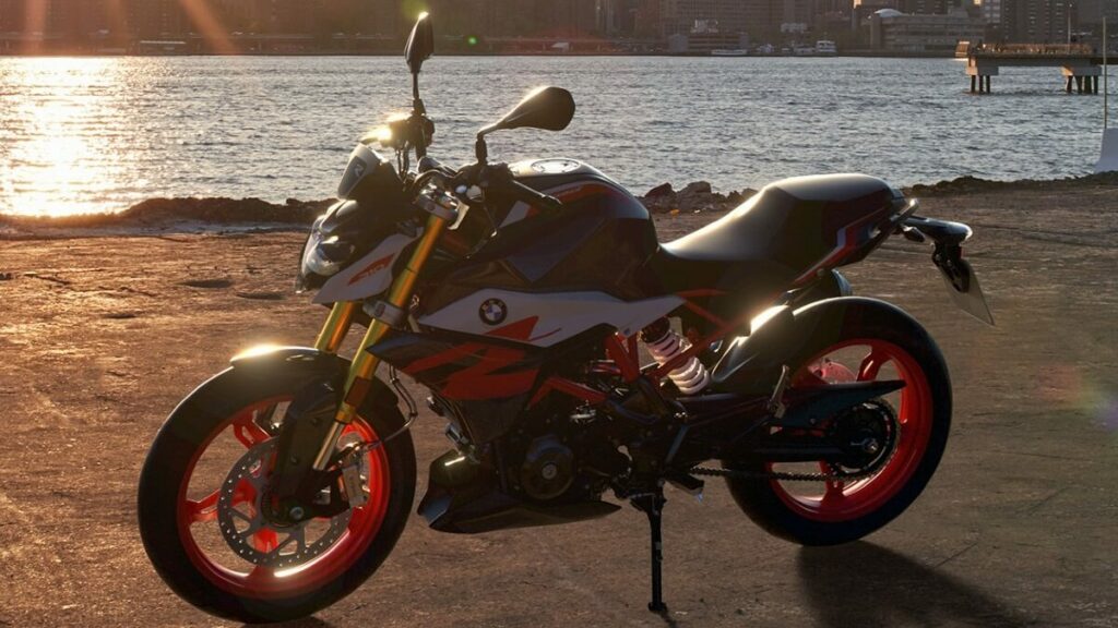 BMW G 310 R preta, com um pôr do sol.