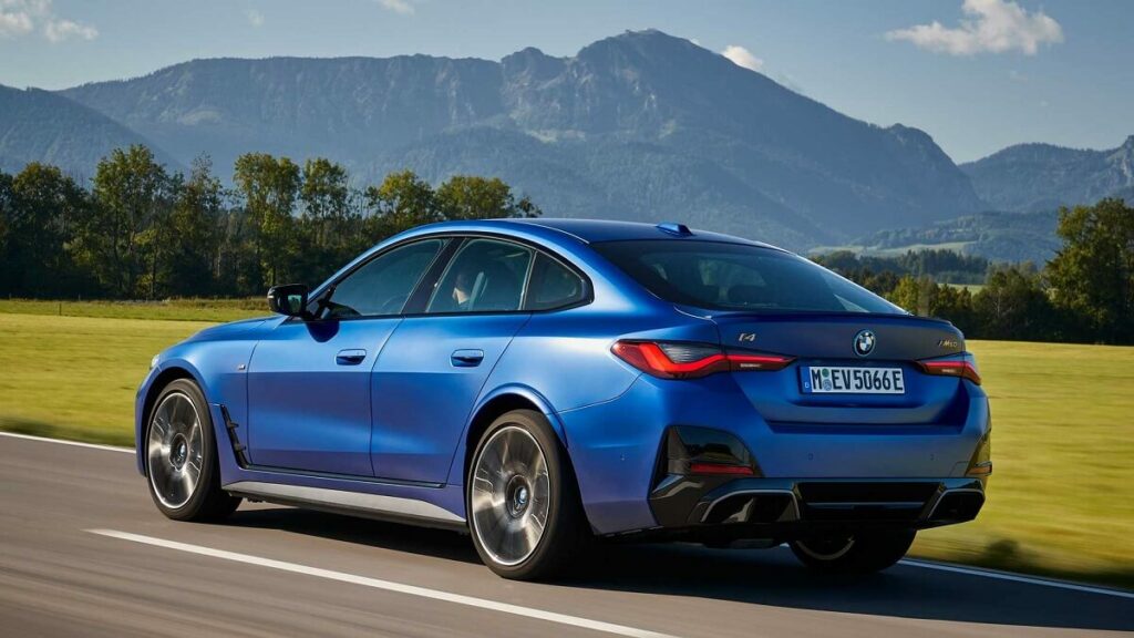 Foto de uma BMW i4 M50 Azul andando em uma estrada