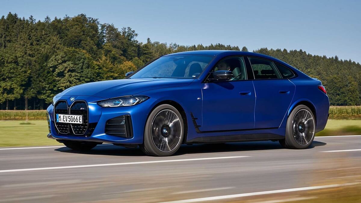 Foto de uma BMW i4 M50 azul andando em uma pista