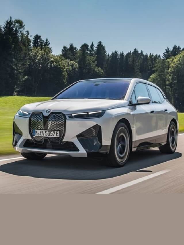 BMW IX 2022 na estrada, na cor branca