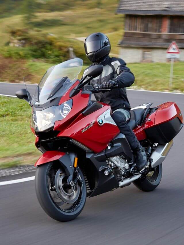 BMW K 1600 GTL vermelha.