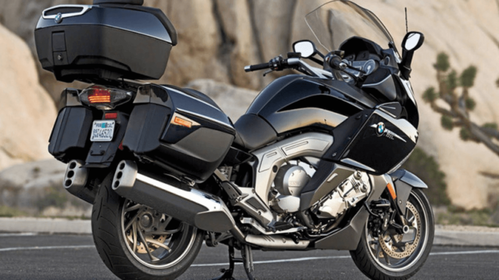 BMW K 1600 preta, parada.