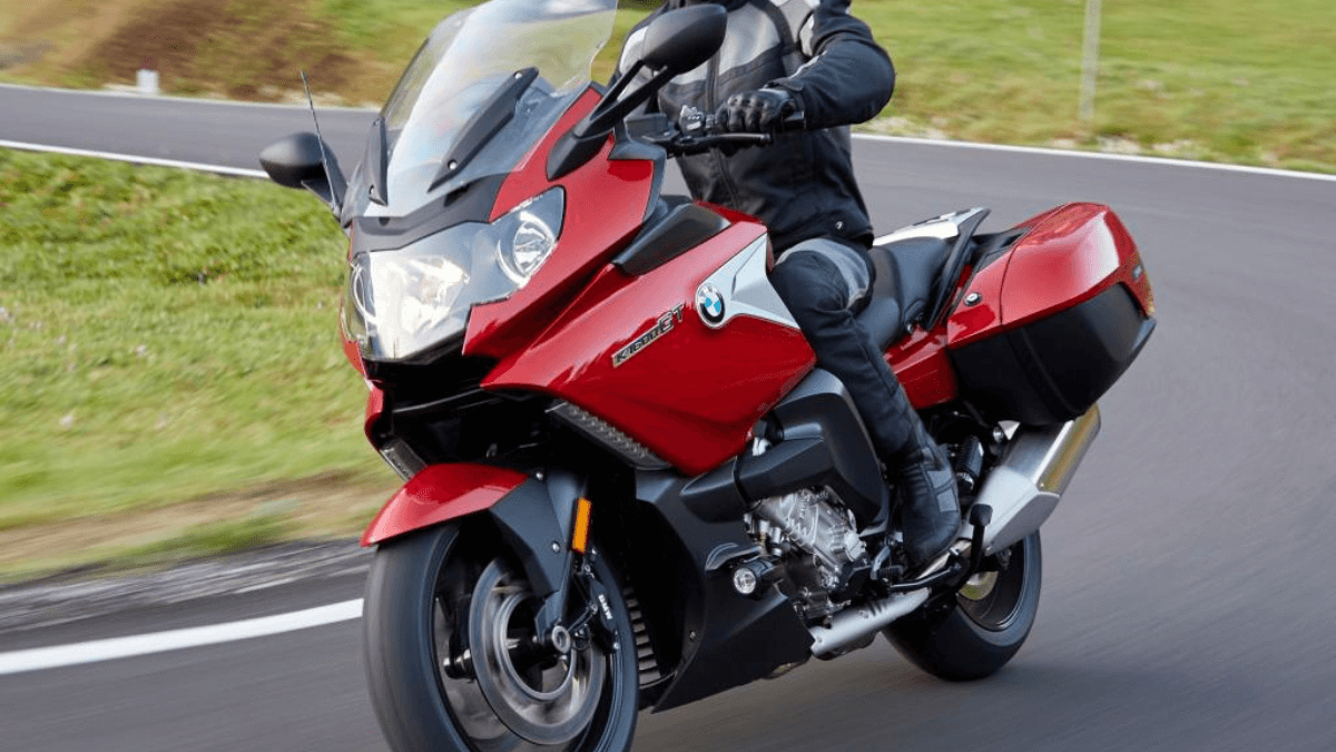 BMW K 1600 2023 na estrada,