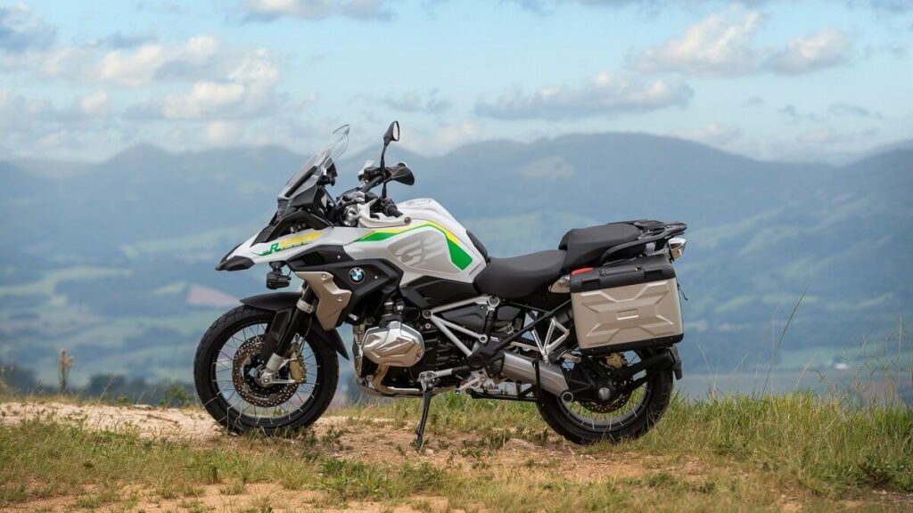 Foto lateral de uma BMW R 1250 GS 2023