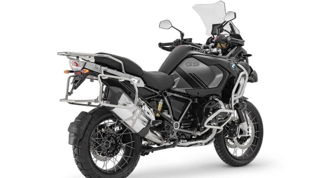 Foto lateral de uma R 1250 GS 2023 preta em um estúdio de fotos