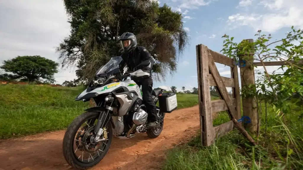 Foto de uma pessoa andando com o modelo em uma estrada de chão