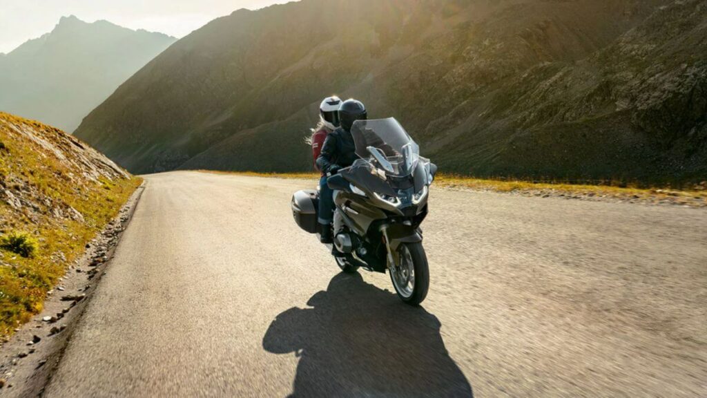 BMW R 1250 RT viajando por uma estrada.