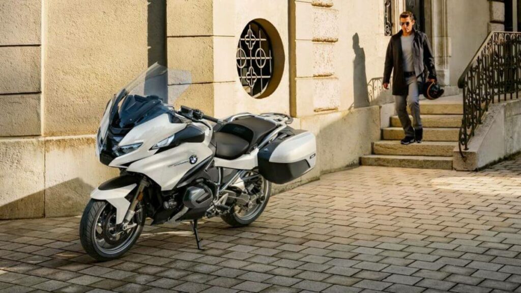 BMW R 1250 RT 2023 branca.