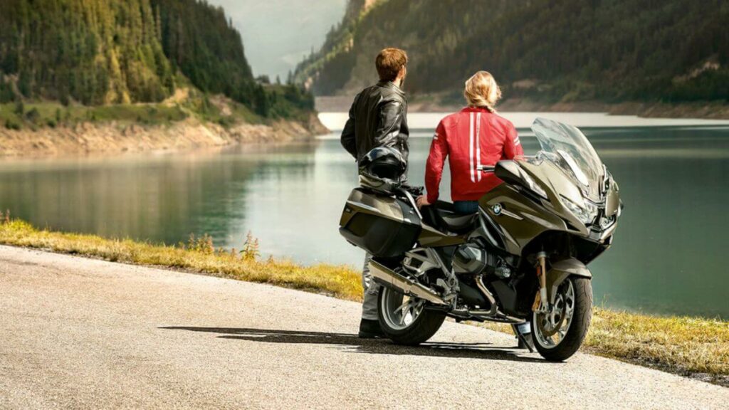 BMW R 1250 RT 2023 na beira de um lago.