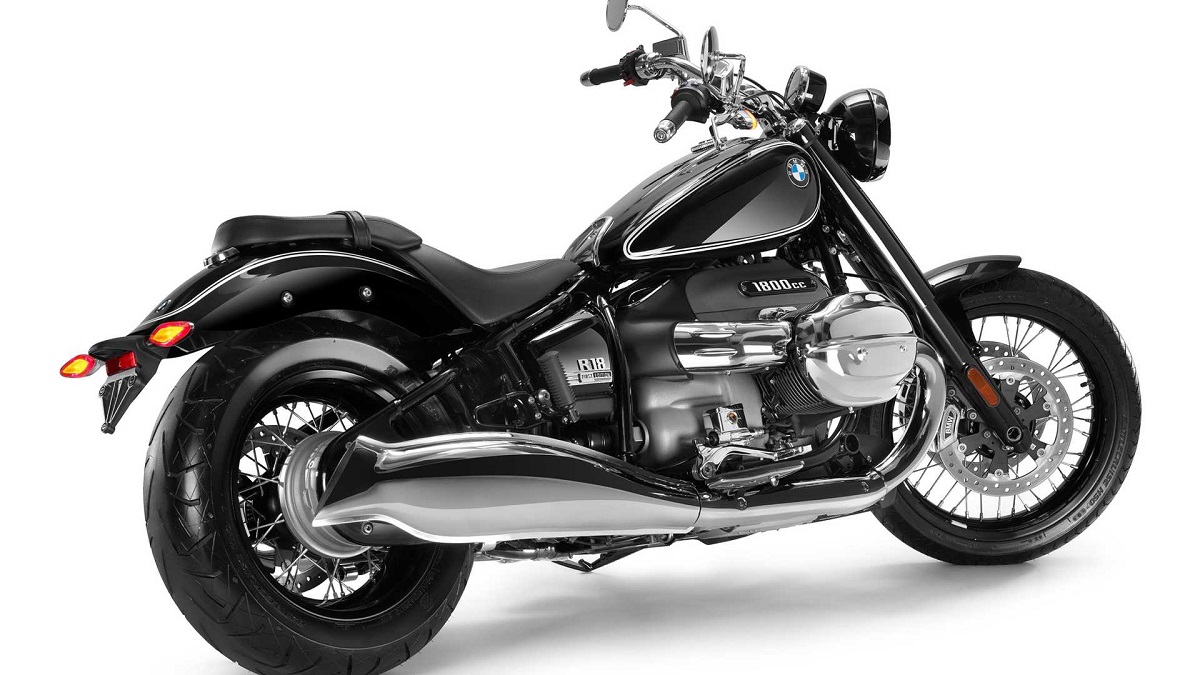 Foto lateral de uma BMW R 18 2023