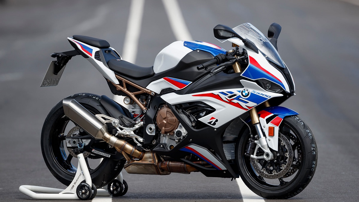 BMW S 1000 RR 2023, de lado, na cor branca com azul.