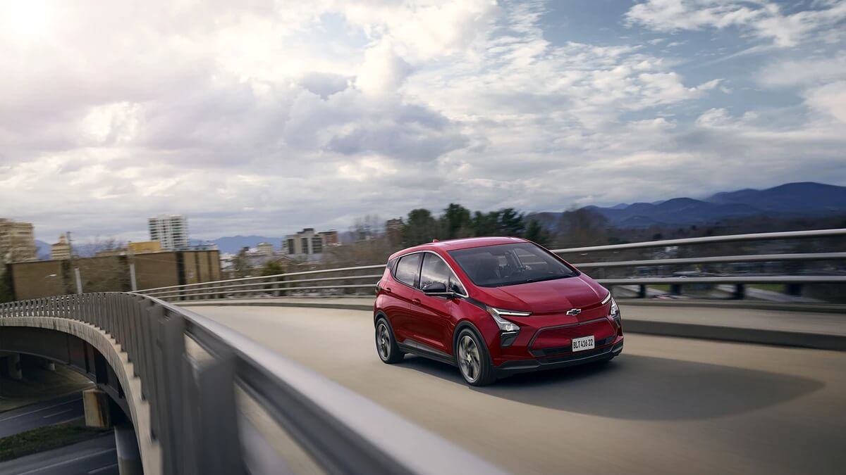 Foto de um Bolt EV 2023 vermelho