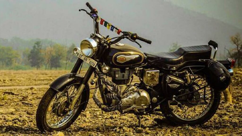 Bullet 500 parada em uma área desértica.