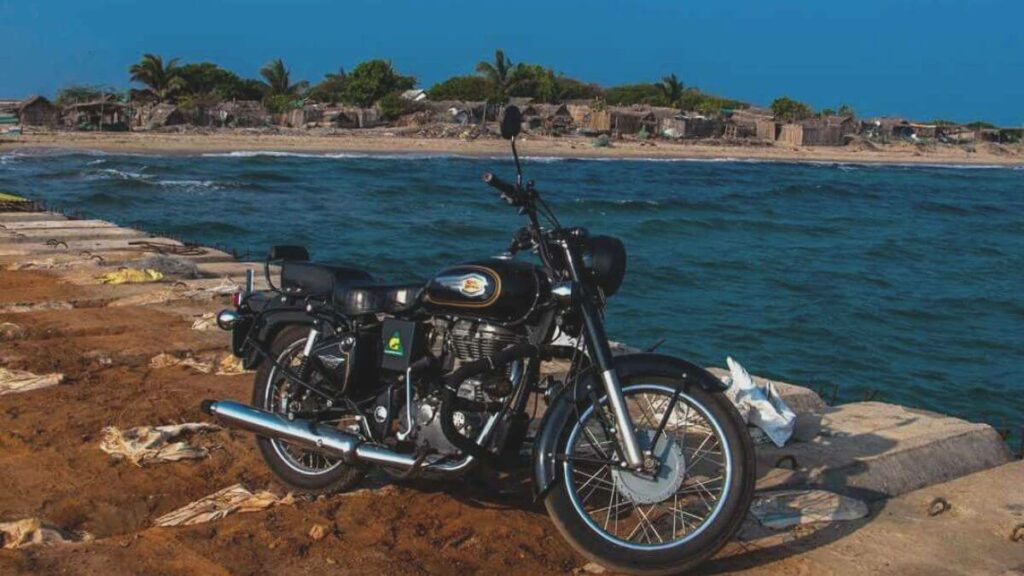Bullet 500 parada na praia.
