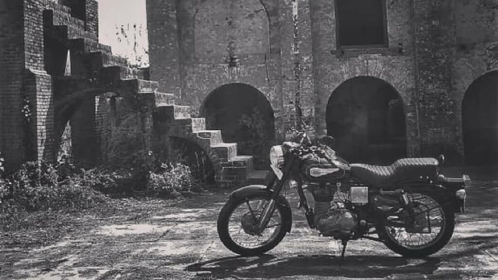 Foto da bullet 500 em preto e branco.