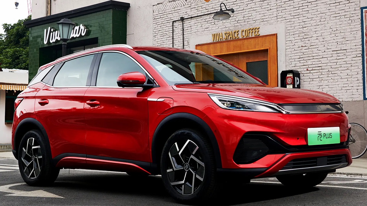 Foto de um BYD Yuan Plus vermelho em uma rua