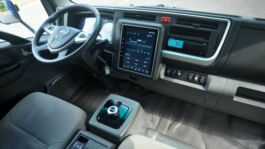 Foto do interior do JAC E-JT 2023 interior completo e moderno