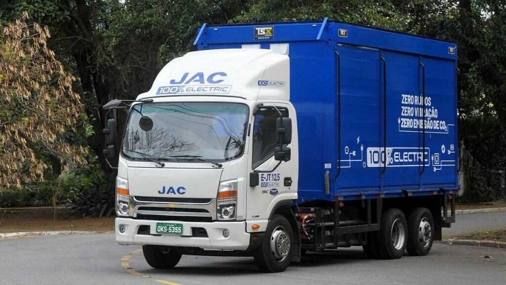 Foto frontal de um E-JT 2023 elétrico