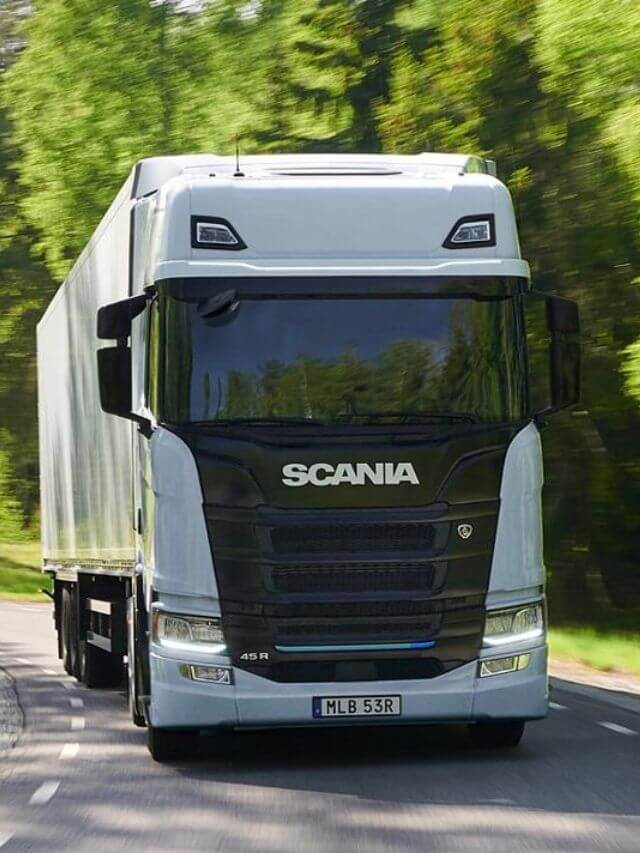 Caminhão Scania na estrada.