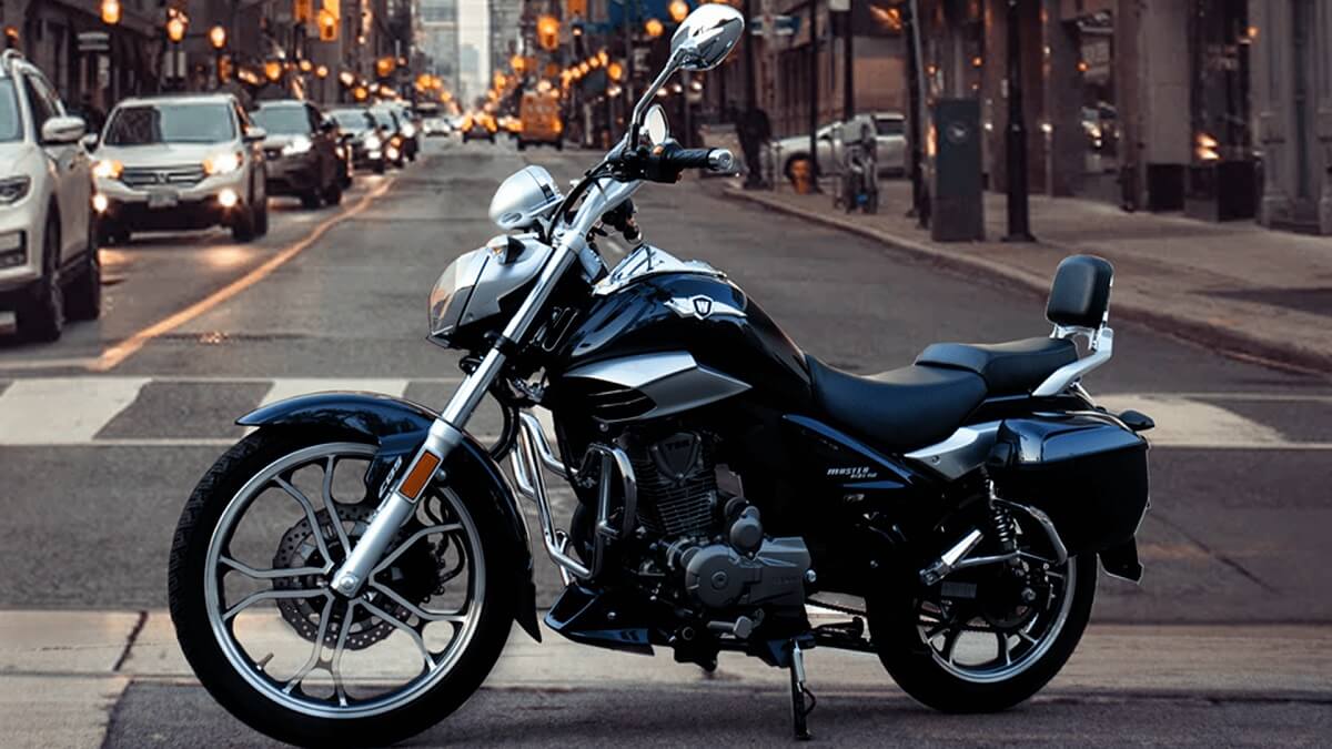 Foto lateral de uma Master Ride 150 2023 preta, estacionada em uma rua movimentada