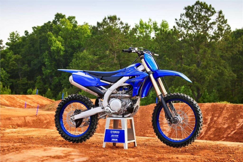 Foto lateral de uma YZ 450 F 2023 azul, sob um cavalete de exposição